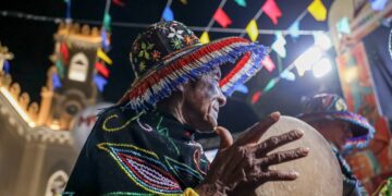 Com suas indumentárias coloridas, bumba-bois percorrem os arraias da Ilha, mostrando um ballet folclórico autêntico e popular - Foto: Junior Foicinhas