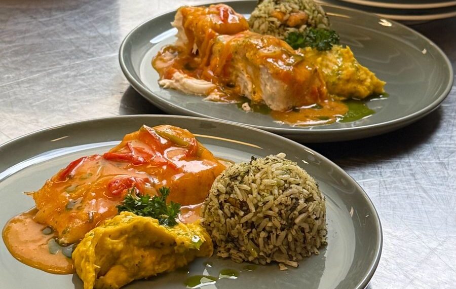 Prato principal servido durante o circuito: filé de pescada amarela acompanhado do tradicional arroz de cuxá, representando a autenticidade da culinária maranhense - Foto: Divulgação
