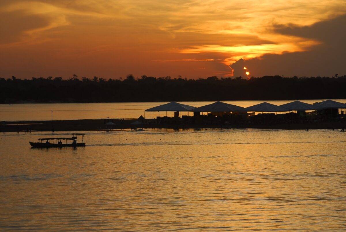 Praia do Pontal, em Araguatins, revela um belo pôr do sol - Foto: Manoel Junior