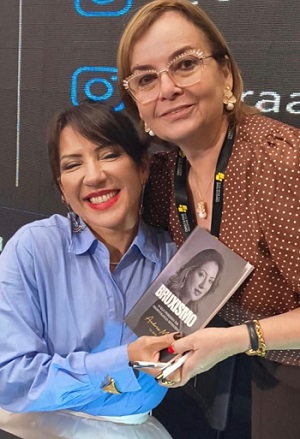 A odontóloga maranhense Dra. Valmari Ceris na foto com a autora e especialista em Bruxismo Profa. Dra. Andréa Melo - Foto: Divulgação