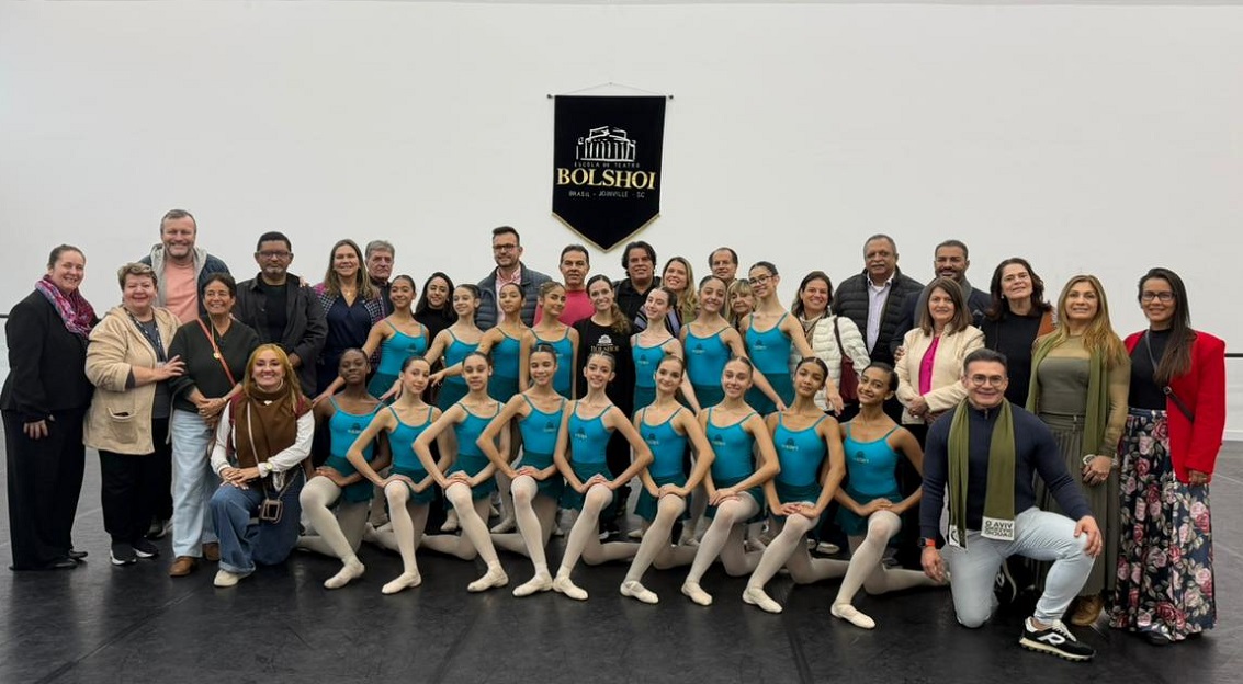 Presidentes das seccionais brasileiras da ABAV, durante visita a filial do famoso Teatro Bolshoi da Rússia na cidade de Joinville (SC) - Foto: Divulgação