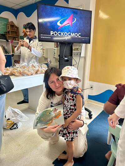 Alena Kuzmenko, Presidente da Fundação Beneficente UNITY, em visita aos pacientes em tratamento oncológico no Hospital Aristides Maltez em Salvador (BA) – Foto: Divulgação