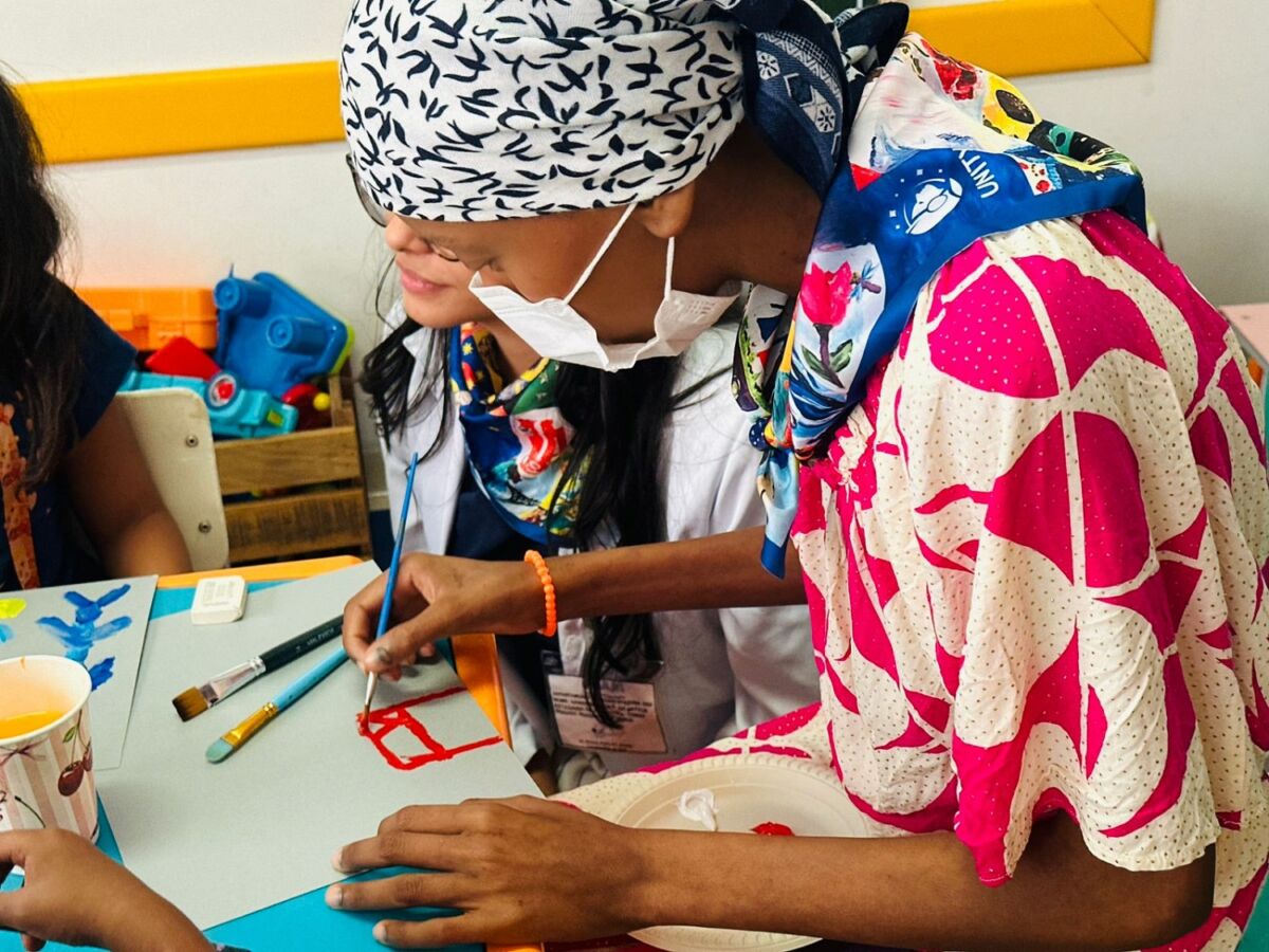 Jovens brasileiros participando da oficina de pintura promovida pela Fundação UNITY. Seus desenhos vão integrar um grande mosaico artístico que será aplicado ao foguete lançador Soyuz-2.1a e enviado ao espaço a no Cosmódromo de Baikonur – Foto: Divulgação
