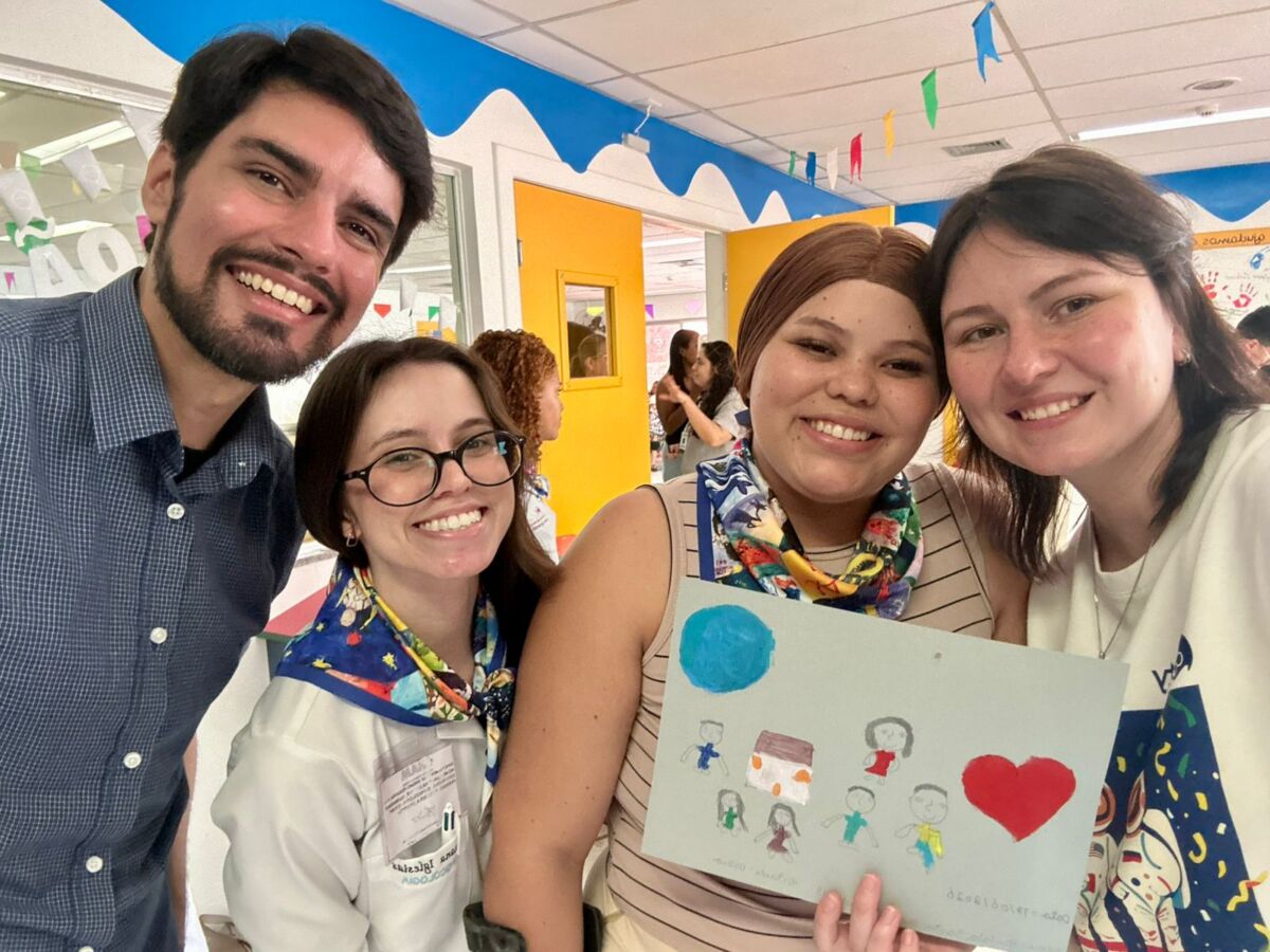 William Schineider Rabelo, Coord. da Fundação UNITY para a América Latina e Alena Kuzmenko, Presidente da Fundação Beneficente UNITY, que acompanharam a oficina criativa de pintura realizada no Hospital Aristides Maltez – Foto: Divulgação