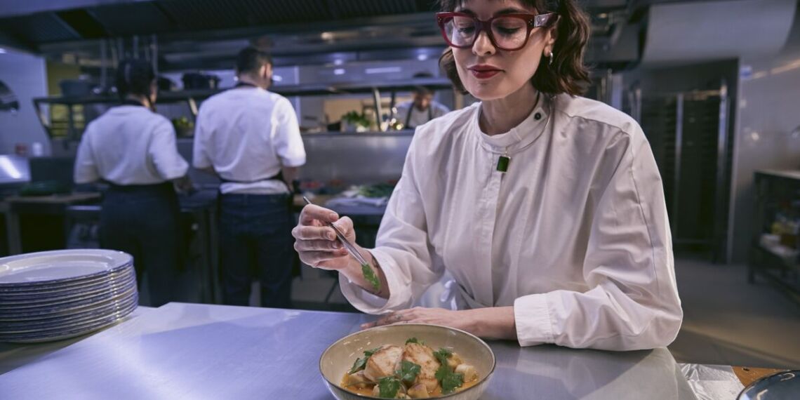 A chef Cafira Foz, do Fitó, assina pratos em homenagem aos sabores da culinária nordestina - Foto: Divulgação