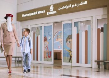 Com o aumento da demanda no período de férias escolares, companhia garante suporte completo de solo e de bordo para crianças e adolescentes que viajam sozinhos - Foto: Reprodução (Emirates)