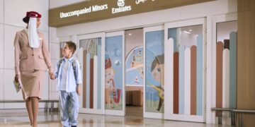 Com o aumento da demanda no período de férias escolares, companhia garante suporte completo de solo e de bordo para crianças e adolescentes que viajam sozinhos - Foto: Reprodução (Emirates)