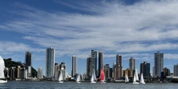 Com inscrições abertas, a disputa, no dia 18 de julho, deve reunir cerca de 30 veleiros em percurso entre Itajaí e Balneário Camboriú, no litoral norte de SC - Foto: Divulgação