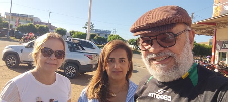 Membros da delegação da Apug eleita em Assembleia Geral composto por Profa. Rúbia Caetano e Profa. Alessandra Martins  (diretoras) e Gilberto Silva (presidente) - Foto: Divulgação