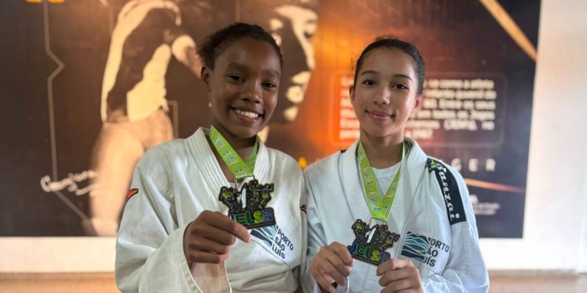 As judocas Rebeca Victória Espíndola de Almeida (ouro) e Andressa Sofia de Araújo Silva (bronze) exibem suas medalhas - Foto: Divulgação