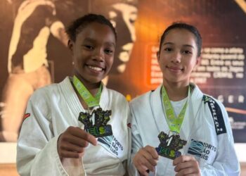 As judocas Rebeca Victória Espíndola de Almeida (ouro) e Andressa Sofia de Araújo Silva (bronze) exibem suas medalhas - Foto: Divulgação