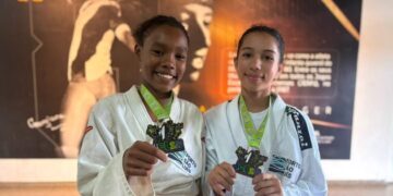As judocas Rebeca Victória Espíndola de Almeida (ouro) e Andressa Sofia de Araújo Silva (bronze) exibem suas medalhas - Foto: Divulgação