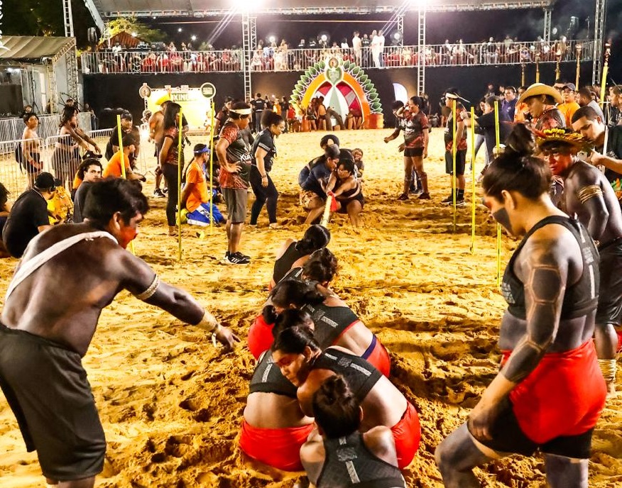 As mulheres indígenas também ocupam a arena. Competem com a mesma força com que sustentam a vida nas aldeias – Foto: João Ramid