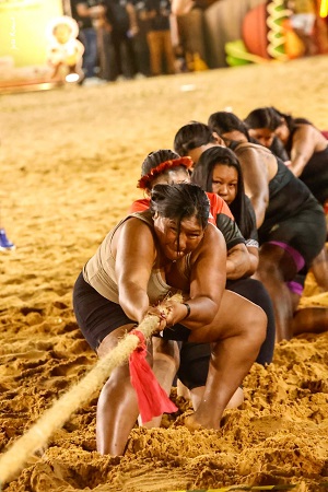 As mulheres indígenas também disputam as provas e dividem a arena com os homens – Foto: João Ramid