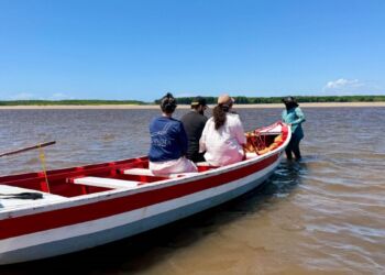 O trajeto de canoa que leva até o Bar da Hora revela parte da beleza e das singularidades da região - Foto: Weslley Alexandre