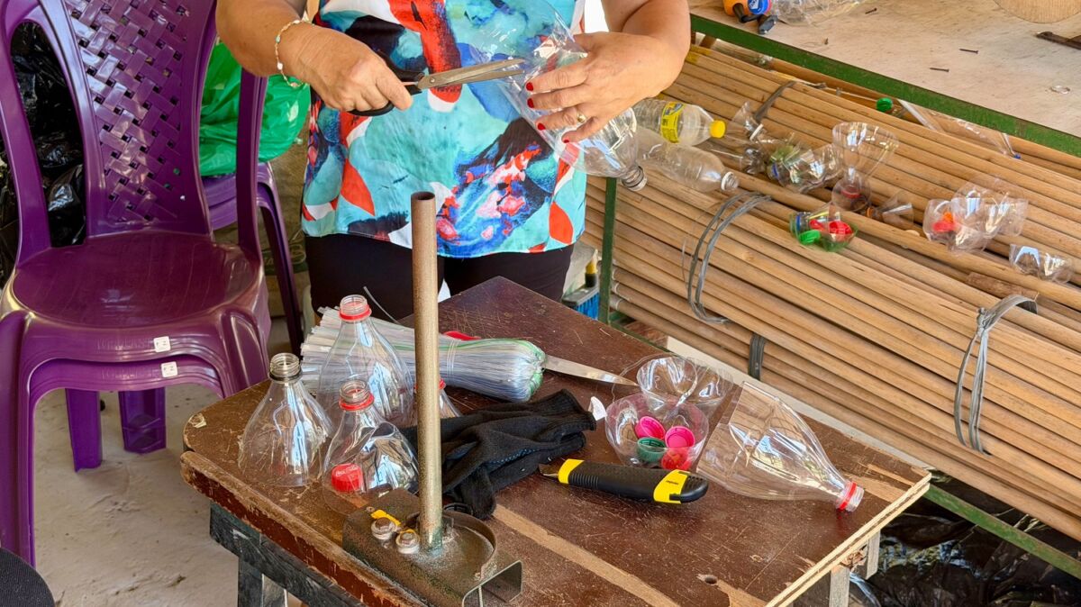 Fábrica de vassouras do povoado Bar da Hora reutiliza garrafas PET que seriam descartadas - Foto: Weslley Alexandre