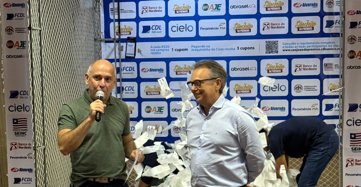 O presidente Fábio Ribeiro e Sérgio Sombra, representando a SEINC, anunciam o cupom sorteado - Foto: Divulgação