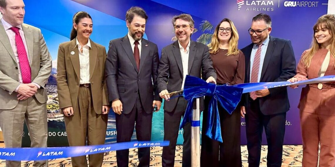 Autoridades e representantes da LATAM Brasil e da GRU Airport participam do corte de fita - Foto: Divulgação