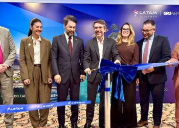 Autoridades e representantes da LATAM Brasil e da GRU Airport participam do corte de fita - Foto: Divulgação