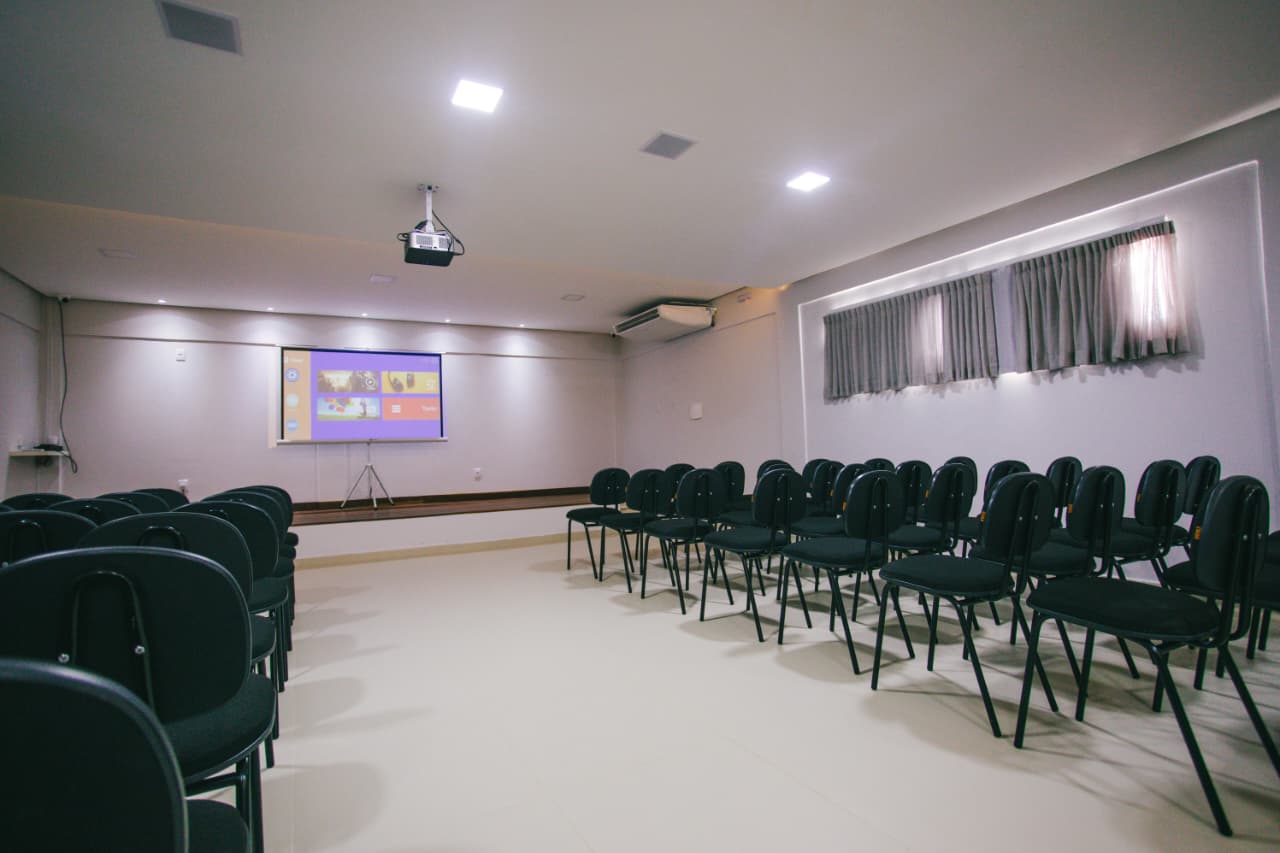 Auditório climatizado do resort tem capacidade para receber até 100 participantes – Foto: Samuel Teixs