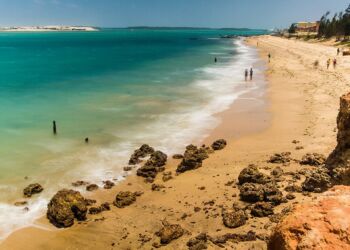 Praia das Barreiras, em Camocim, no Ceará ganha destaque como uma alternativa a Jericoacoara na Rota das Emoções - Foto: Divulgação