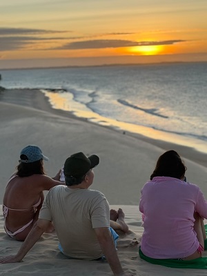 No detalhe, o pôr do sol fascinante do lugar – Foto: Divulgação