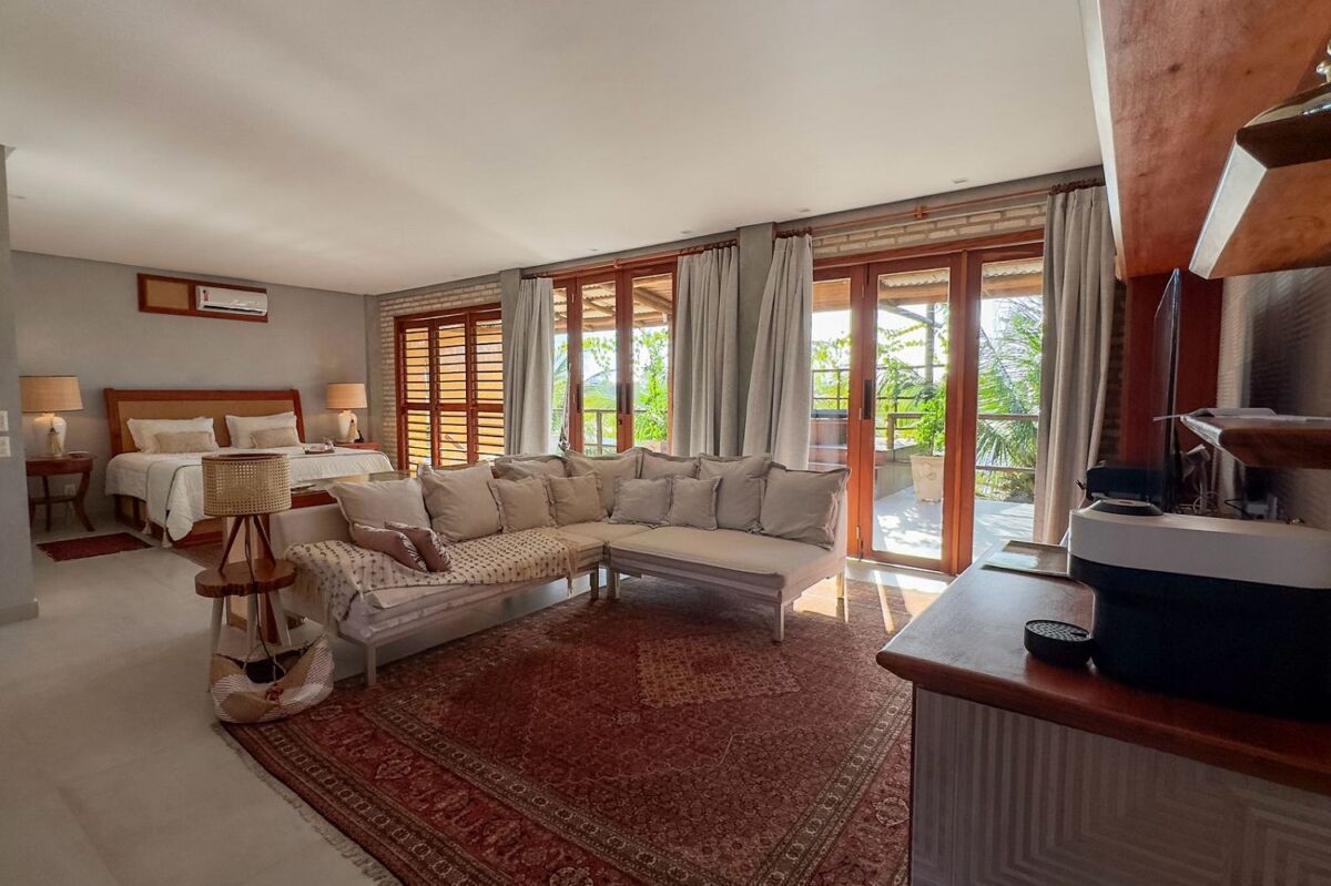 Um espaço concebido para oferecer uma experiência única, marcada pelo silêncio, conforto e harmonia de seus ambientes, Suíte Flor de Liz – Foto: Divulgação