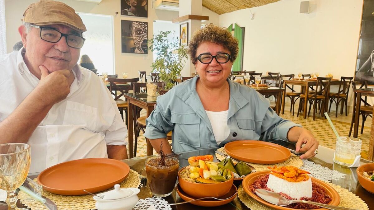 O Pres. da Febtur jornalista Gorgônio Loureiro com a amiga Leila Carreiro, no restaurante que acaba de entrar para a Lista dos 100 Melhores Restaurante do Brasil pela Exame - Foto: Divulgação