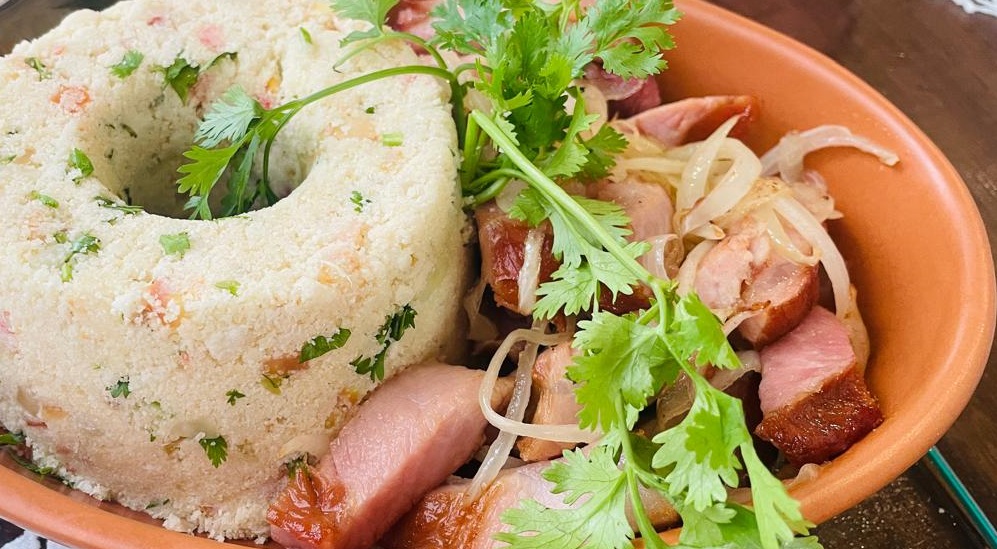 A “Carne de Fumeiro com Farofa D´água” é uma entrada saborosa, que harmoniza prefeitamente com as caipirinhas de frutas da casa - Foto: Divulgação