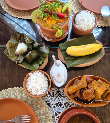 Servido embrulhado na folha de bananeira, o Acaçá de Leite acompanha diversos pratos, e é uma comida votiva secular, dedicada ao orixá Oxalá - Foto: Divulgação