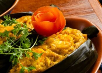 Poqueca, uma moqueca assada na folha de bananeira com pimenta, camarão fresco e defumado e coco de licuri com acaça de leite - Foto: Divulgação
