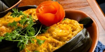 Poqueca, uma moqueca assada na folha de bananeira com pimenta, camarão fresco e defumado e coco de licuri com acaça de leite - Foto: Divulgação
