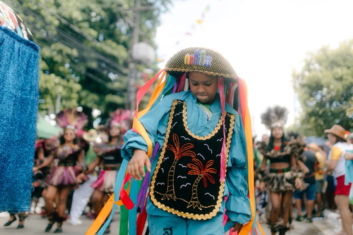 ... Um colorido todo especial na festa do bairro do João Paulo - Foto: Djalma Raposo