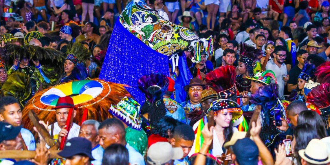 Mesmo com dificuldade de passar pela multidão, o Boi vai pelo ar para louvar São Pedro mais de perto - Foto: Gilson Teixeira
