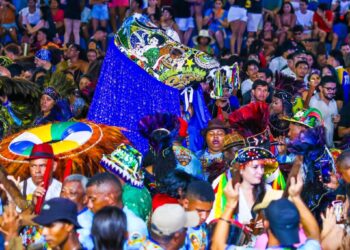 Mesmo com dificuldade de passar pela multidão, o Boi vai pelo ar para louvar São Pedro mais de perto - Foto: Gilson Teixeira
