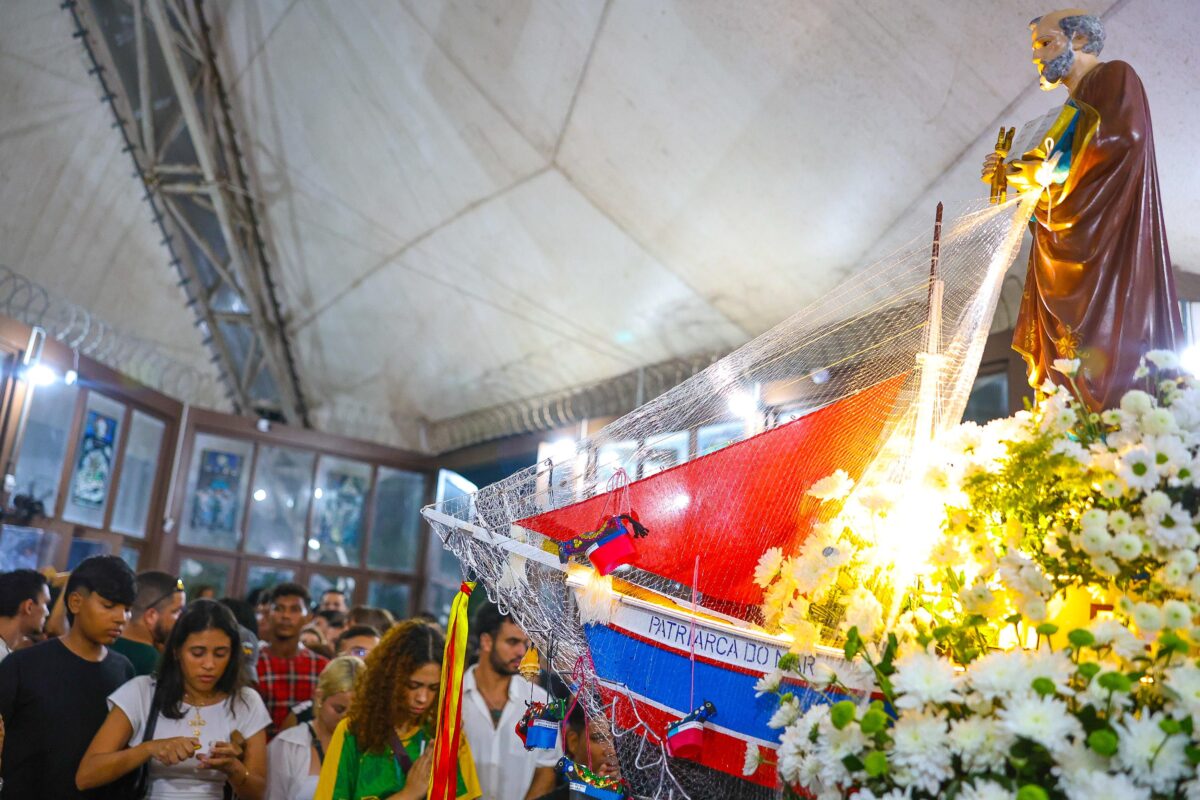 A devoção na face dos fiéis, dentro da capela, orando e pagando suas promessas ante São Pedro no andor - Foto: Gilson Teixeira