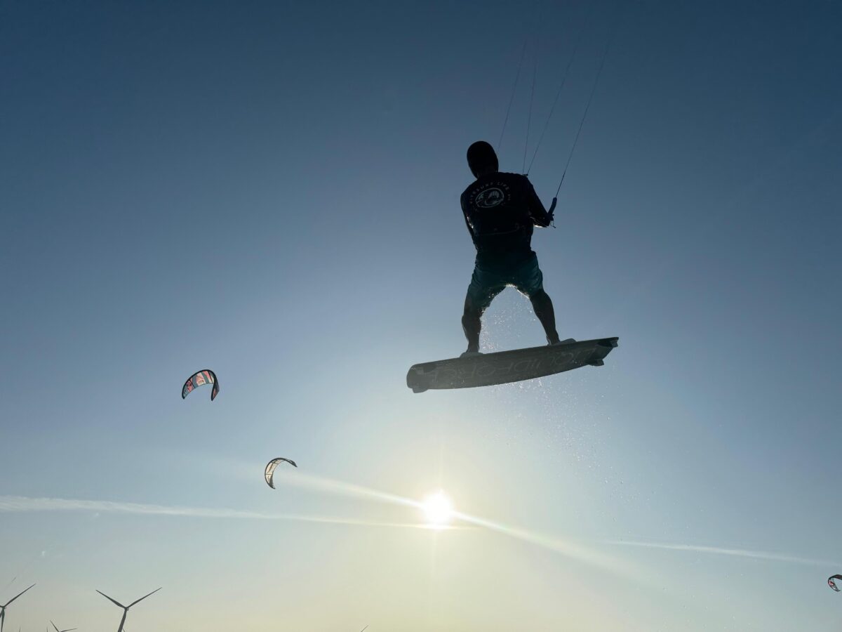 Velejadores de diferentes níveis de experiência encontram em Tutóia condições ideais para a prática do kitesurf - Rômulo Duarte