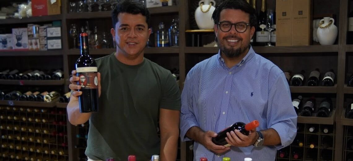 Beto Soares e Werter Bandêira apresentam os novos rótulos chilenos. Excelentes para consumo no restaurante ou para presentear amigos e clientes - Foto: Divulgação