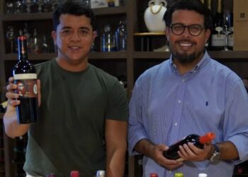 Beto Soares e Werter Bandêira apresentam os novos rótulos chilenos. Excelentes para consumo no restaurante ou para presentear amigos e clientes - Foto: Divulgação