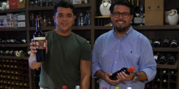 Beto Soares e Werter Bandêira apresentam os novos rótulos chilenos. Excelentes para consumo no restaurante ou para presentear amigos e clientes - Foto: Divulgação