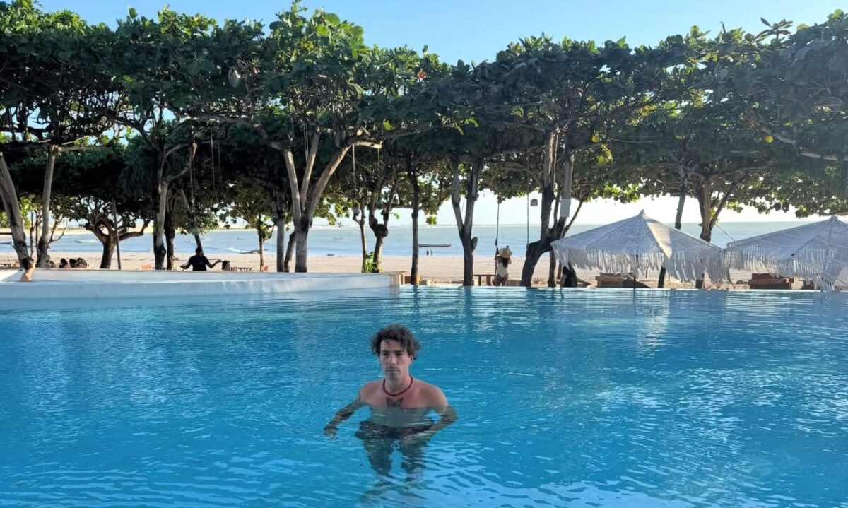 O cantor Di Ferrero escolheu Jericoacoara para recarregar as energias antes de sua apresentação em Sergipe. O renomado Essenza Hotel foi a sua opção de hospedagem - Foto: Divulgação