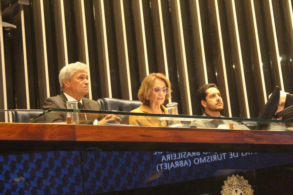 Luiz Pires com a senadora Damares Alves, presidente da sessão especial na solenidade comemorativa dos 69 anos da Abrajet Nacional - Foto: Joela Cristina