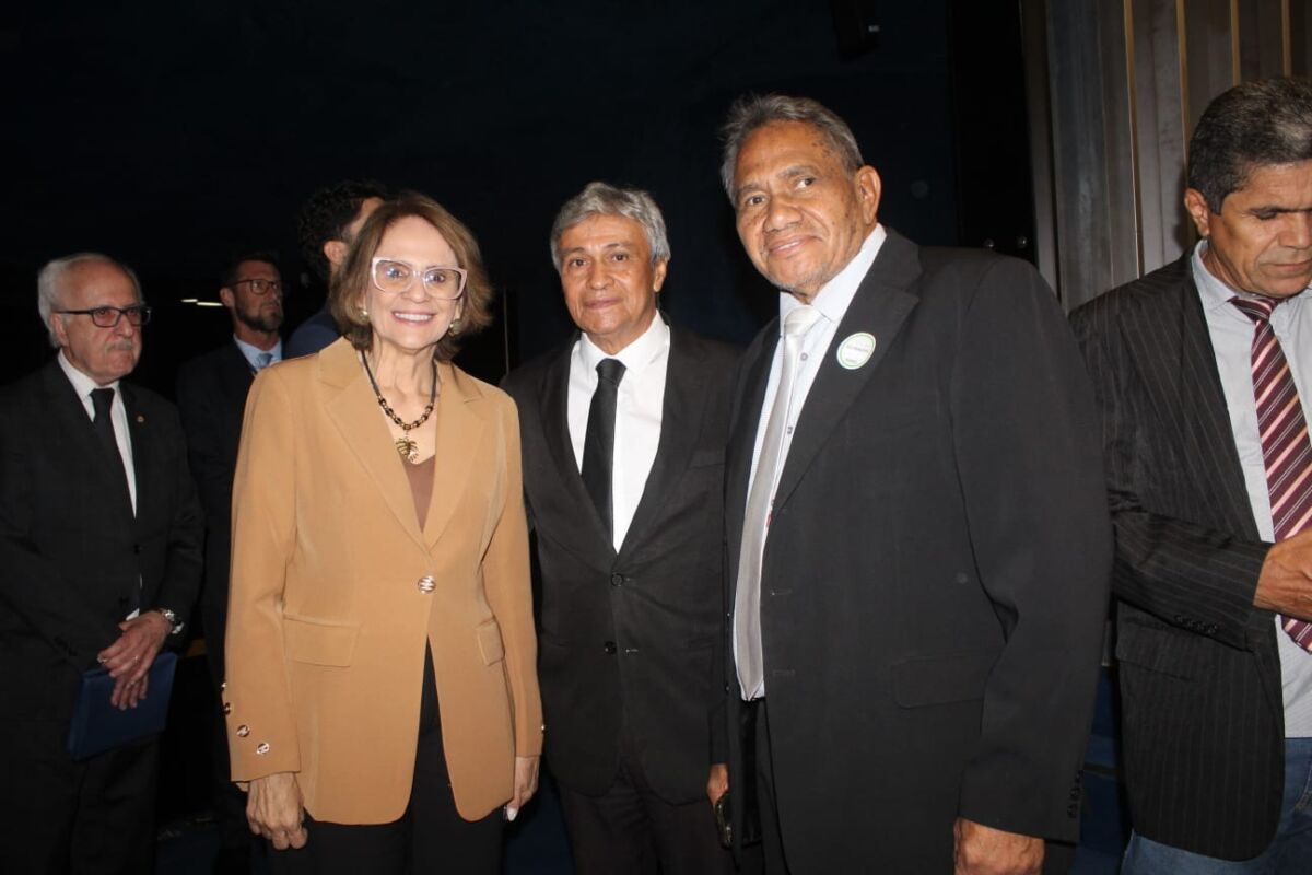 A senadora Damares Alves; o presidente Nacional da Abrajet, Luiz Pires e o jornalista Lúcio Freire do Paraná - Foto: Joela Cristina