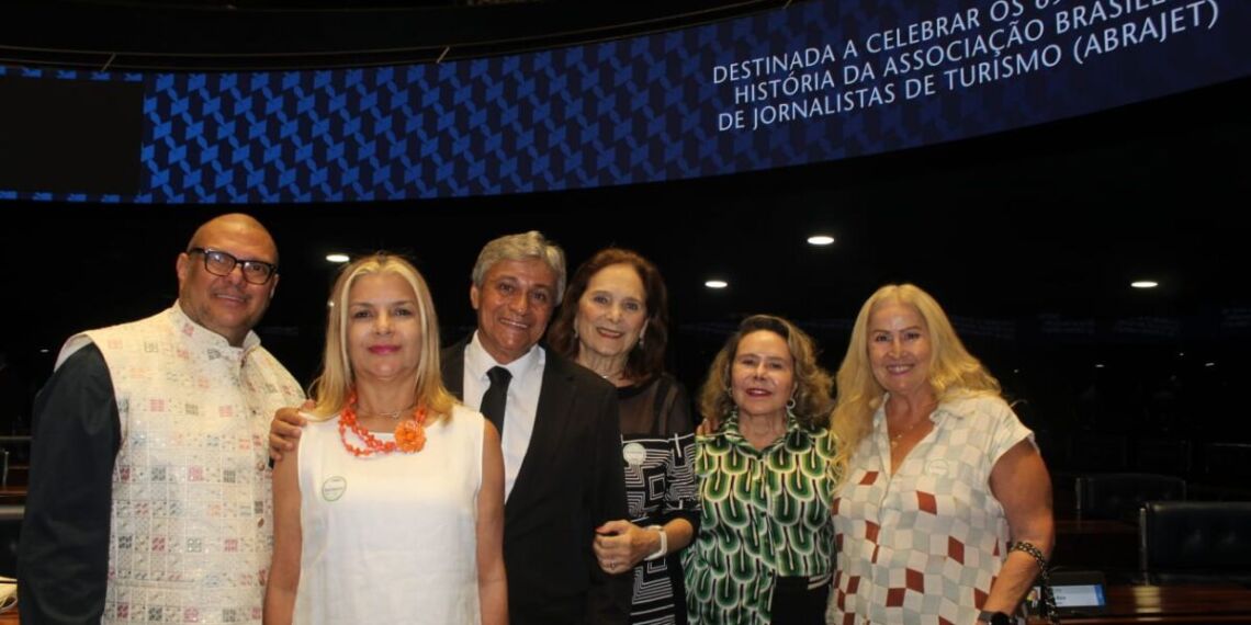 O presidente da Abrajet Nacional, Luiz Pires, com jornalistas da seccional da Abrajet, no Distrito Federal - Foto: Joela Cristina