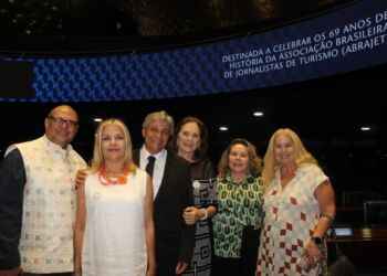 O presidente da Abrajet Nacional, Luiz Pires, com jornalistas da seccional da Abrajet, no Distrito Federal - Foto: Joela Cristina
