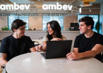 Além de vagas para trainee, a Ambev também busca por estagiários - Foto: Divulgação