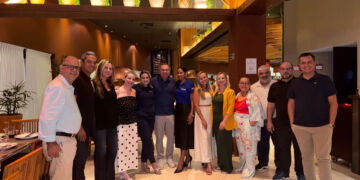 Robinson Chaves (BRT), Sidney Coelho e Keila Nepomuceno (HotelDo), Claudia Chiozzi (Reservia/Flytour), Tharcia Barca (Incomum), Eury Barros (Amazon Explorer), Michele Barroso (TBO), Fernanda Queiroz (Europlus), Alessandra Cardoso (Vitrine Global), Claudia Mendonça (Paradise Turismo), Jaime Mendonça (Time to Travel), Andrey Lima (Amazon Explorer), Carlos Barbosa (Vitrine Global) - Foto: Divulgação