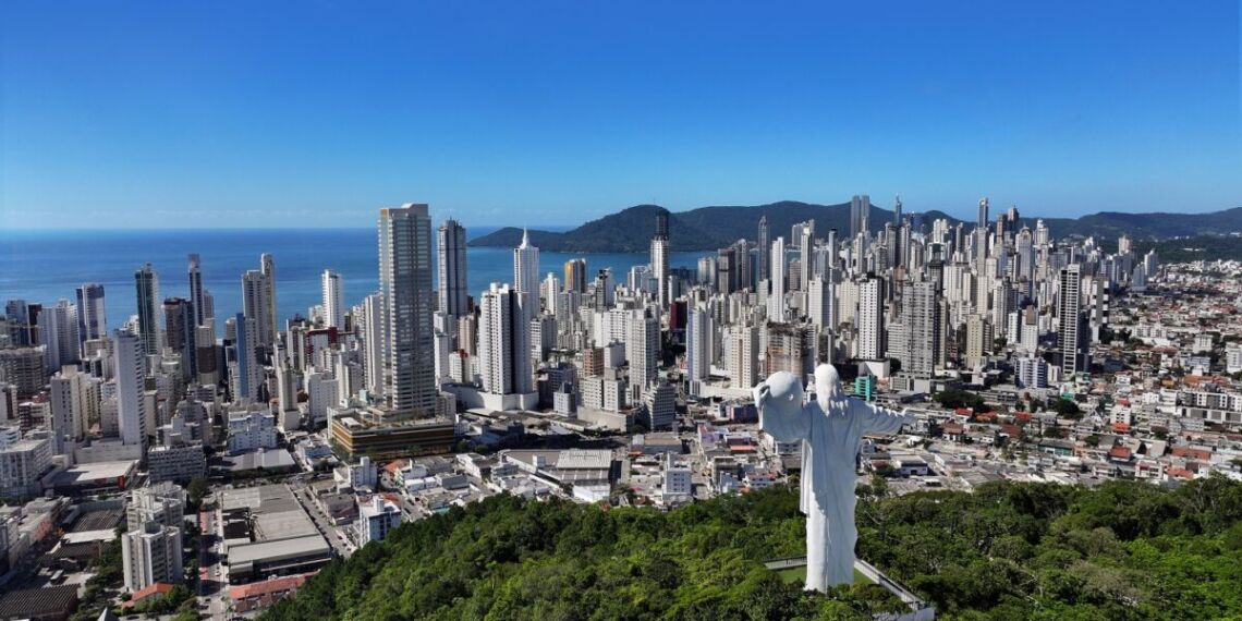 A população da cidade também cresceu cerca de 9% entre 2022 e 2025. Esse movimento começa a influenciar os projetos de alto padrão, que passam a combinar atributos de moradia, segunda residência e investimento - Foto: Divulgação