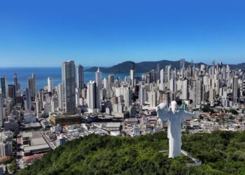 A população da cidade também cresceu cerca de 9% entre 2022 e 2025. Esse movimento começa a influenciar os projetos de alto padrão, que passam a combinar atributos de moradia, segunda residência e investimento - Foto: Divulgação