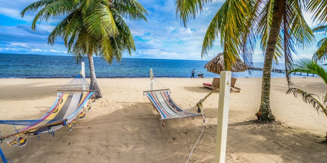Hopkins combina praias de areia dourada cercadas por coqueiros com um estilo de vida simples e hospitaleiro - Foto: Divulgação